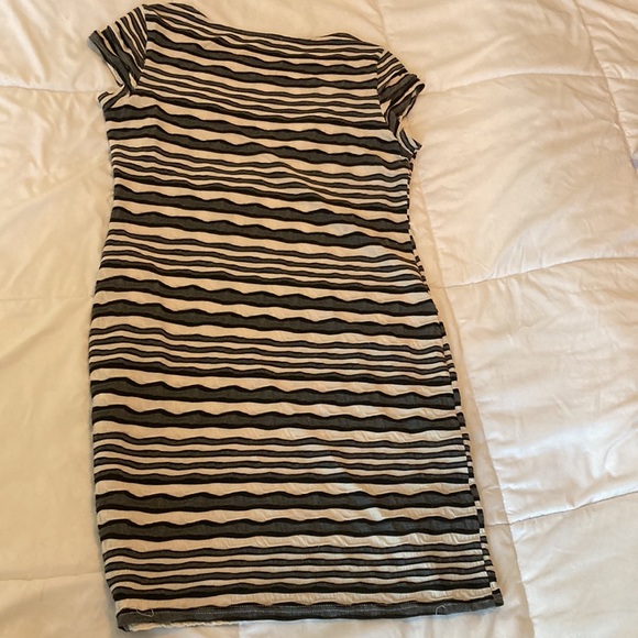 SHARAGANO BLACK GRAY & WHITE MIDI DRESS size 12 pleated-sleeve - Picture 9 of 9